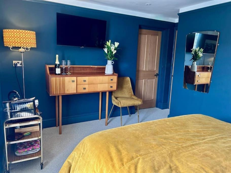 Stylish Retro Hotel Room Above Pub Shepton Mallet Bagian luar foto