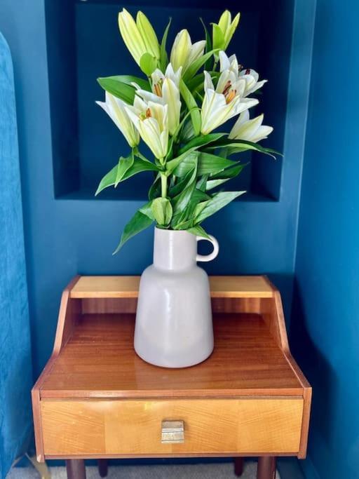 Stylish Retro Hotel Room Above Pub Shepton Mallet Bagian luar foto