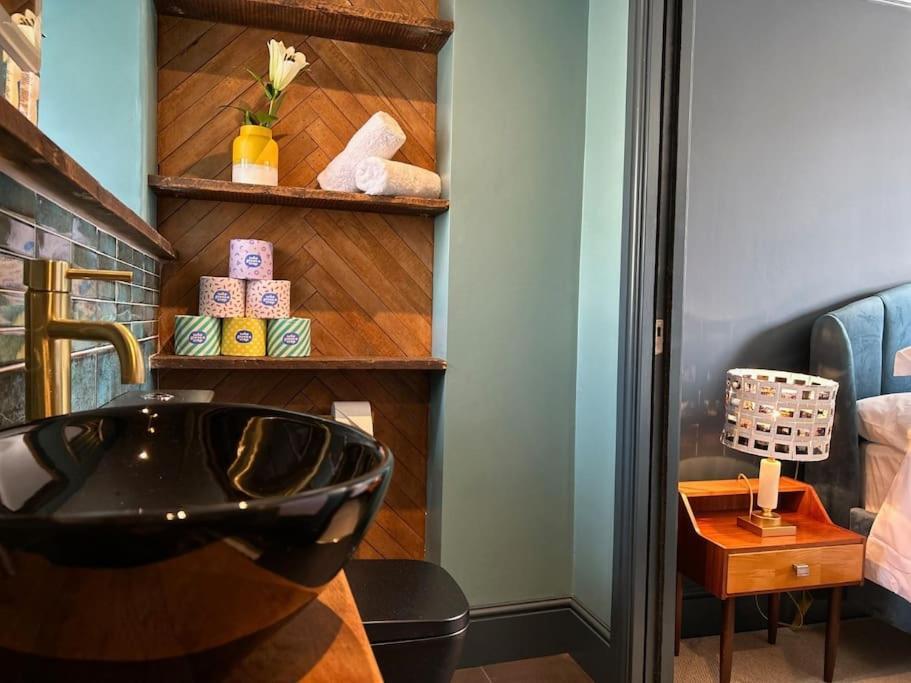 Stylish Retro Hotel Room Above Pub Shepton Mallet Bagian luar foto