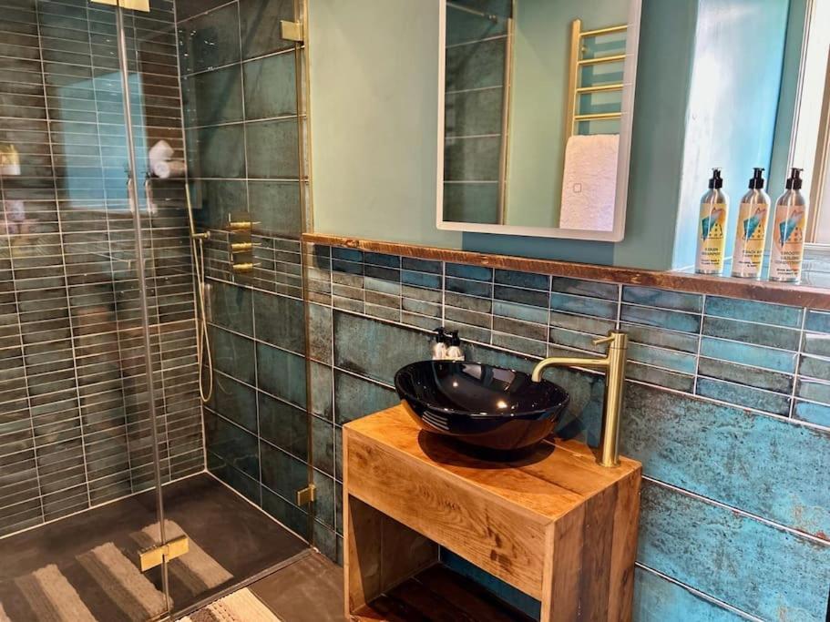 Stylish Retro Hotel Room Above Pub Shepton Mallet Bagian luar foto